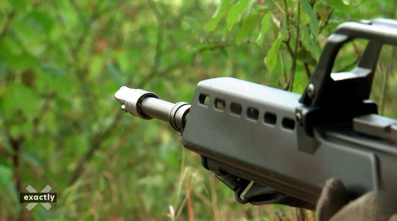 Ein Soldat hält ein Sturmgewehr bei einer Übung der Heimatschutzkompanie Thüringen – Bild: MDR/​Johannes Hornemann