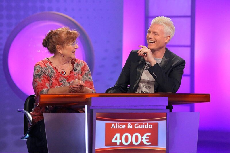 Das Rateteam Alice Hoffmann und Guido Cantz ist bereit für kniffelige Fragen aus dem prallen Leben beim Wissensquiz „Meister des Alltags“. – Bild: SWR/​Peter A. Schmidt