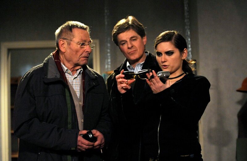 Nina beschließt, Alois’ Brille zu verkaufen. Von links: Alois Preissinger (Erich Hallhuber sen.), Roland Bamberger (Horst Kummeth) und Nina Kreutzer (Andrea Schmitt). – Bild: BR/​Marco Orlando Pichler
