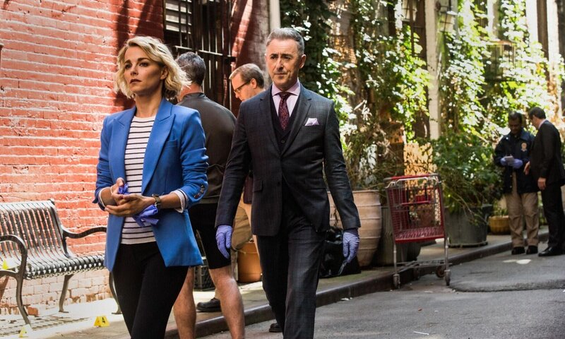 Lizzie Needham (Bojana Novakovic, l.); Dr. Dylan Reinhart (Alan Cumming, r.) – Bild: CBS Broadcasting, Inc. /​ Francisco Roman