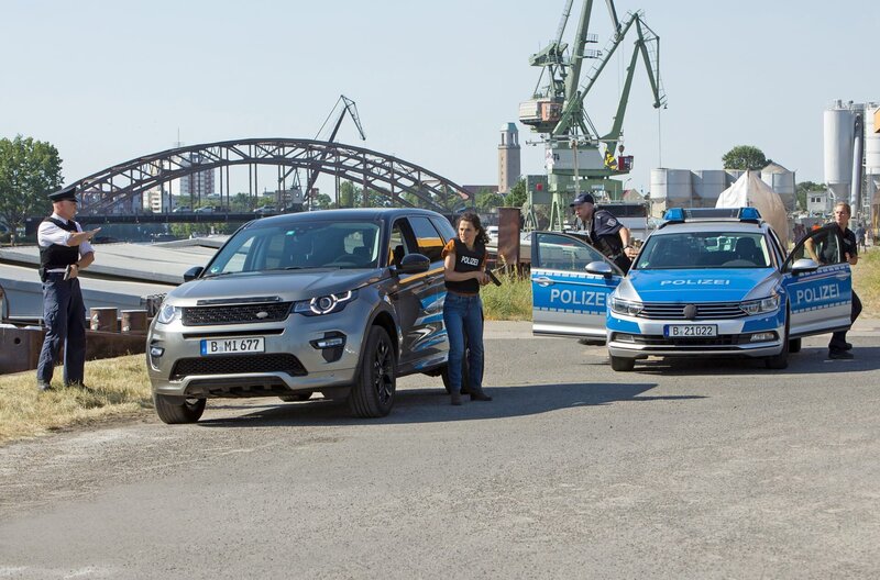 Krimiserie mit 8 neuen Folgen FOLGE 17, „Das 2 Millionen Schiff“. Jasmin Sayed, Wolf Malletzke und zwei Beamte im Berliner Südhafen kurz vor einem Einsatz. – Bild: ARD/​Daniela Incoronato