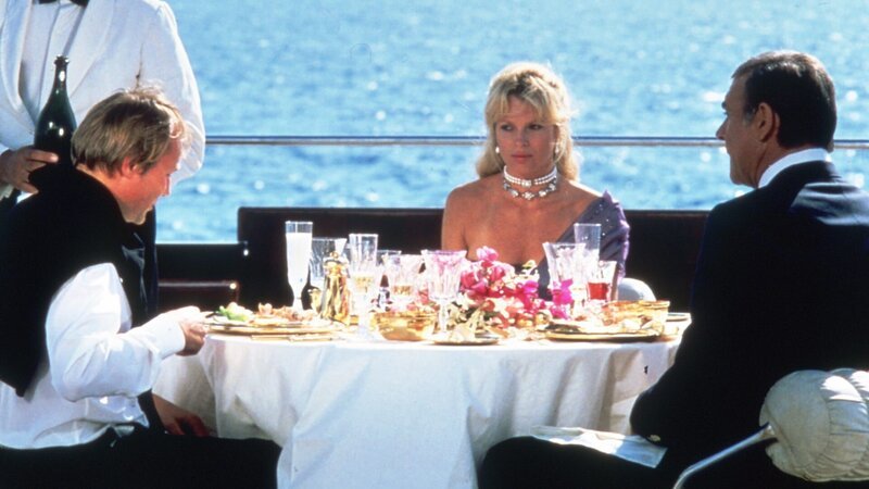 Largo (Klaus Maria Brandauer, li.), Domino (Kim Basinger) und James Bond (Sean Connery) – Bild: RTL II – Recht zum Abdruck/​Darstellung zeitlich/​sachlich beschränkt auf die Bewerbung der Sendung