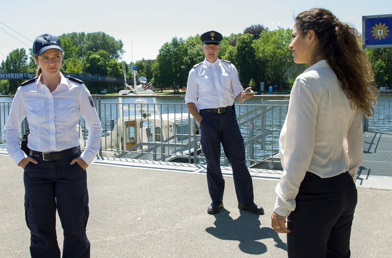 Paula Sprenger (Sarina Radomski, l.) ist sauer: Jasmin Sayed (Sesede Terziyan, r.) und Wolf Malletzke (Christoph Grunert, M.) wollen die Befragung ihrer Jugendfreundin ohne sie durchführen. – Bild: ARD/​Daniela Incoronato