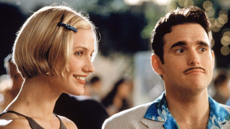 Auch Privatdetektiv Pat Healy (Matt Dillon) ist schnell von Mary (Cameron Diaz) verzaubert.. – Bild: RTLZWEI