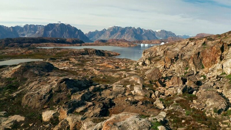 Durch die schmelzende Eisdecke werden die Bodenschätze leichter zugänglich und Bergbaugesellschaften aus der ganzen Welt versuchen sich ihren Platz in Grönland zu sichern. – Bild: ORF/ARTEGEIE/Memento 2025 Durch die schmelzende Eisdecke werden die Bodenschätze leichter zugänglich und Bergbaugesellschaften aus der ganzen Welt versuchen sich ihren Platz in Grönland zu sichern. – Bild: ORF/ARTEGEIE/Memento 2025