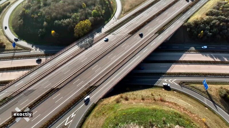 Autobahnkreuz bei Erfurt – Auch Autobahnen gehören zur kritischen Infrastruktur – Bild: MDR/​Dian Zwetkow