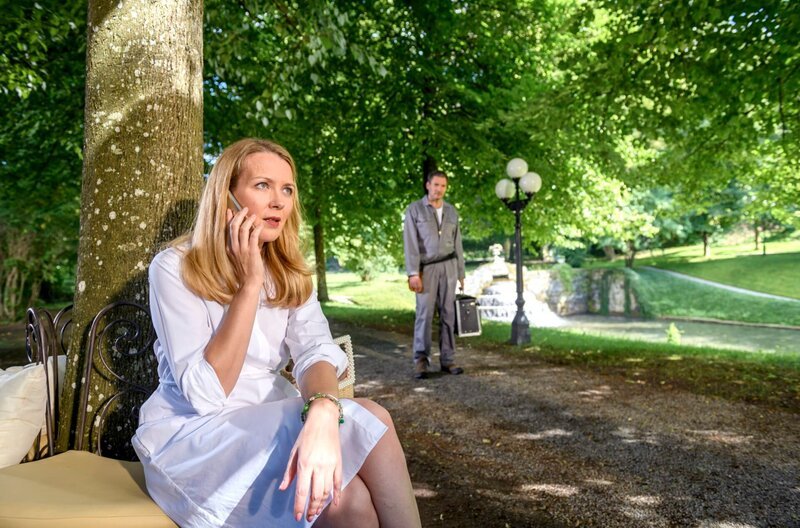 Christoph (Dieter Bach, r.) beobachtet Selina (Katja Rosin, l.) während eines Telefonats mit ihrem Vater. – Bild: ARD/​Christof Arnold