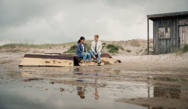 Nora Lehmann (Banafshe Hourmazdi, l.) und Femke Folkmer (Pia Barucki) sind alte Schulfreundinnen und unterhalten sich am Meer. Nora spricht über ihre Sorgen und ihren Kummer wegen des Verlusts von Enno. – Bild: RTL