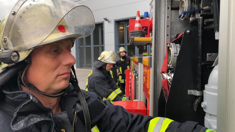 Feuerwehrmann macht sich bereit. – Bild: DMAX