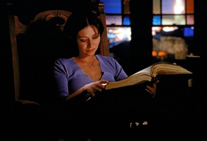 Prue (Shannen Doherty) findet im „Buch der Schatten“ eine handschriftliche Notiz ihrer Mutter, die sie vor dem Dämon der Angst warnt … – Bild: Paramount Pictures