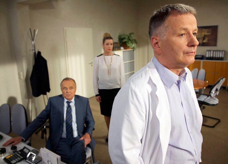 (hinten v.l.n.r.) Prof. Gernot Simoni (Dieter Bellmann); Sarah Marquardt (Alexa Maria Surholt); Dr. Roland Heilmann (Thomas Rühmann) – Bild: MDR/​MDR/​Saxonia/​Wernicke