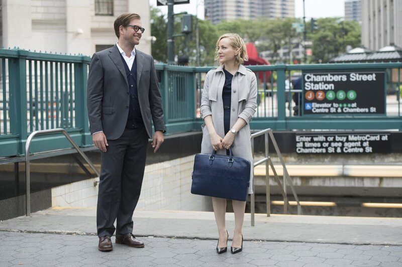 Müssen sich eine Verteidigungsstrategie für eine Pilotin ausdenken, nachdem sie herausfinden, dass es innerhalb der Jury Vorurteile wegen ihres Geschlechts gibt: Dr. Bull (Michael Weatherly, l.) und Marissa (Geneva Carr, r.) … – Bild: CBS Broadcasting, Inc.