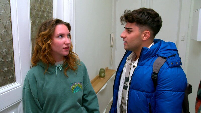 Charli und Karim sind ein Paar, halten es aber geheim. Als Karim vor einer Mitschülerin so tut, als wäre Charli wie eine Schwester, verletzt das sie. Nach einer emotionalen Aussprache ist Charli bereit, die Beziehung öffentlich zu machen. – Bild: RTLZWEI