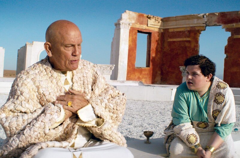  Der Philosoph Seneca (John Malkovich, li.) versucht, den selbstgefälligen jungen Kaiser Nero (Tom Xander, re.) zu unterrichten, doch dieser zeigt wenig Interesse an seinen Weisheiten. – Bild: Filmgalerie 451