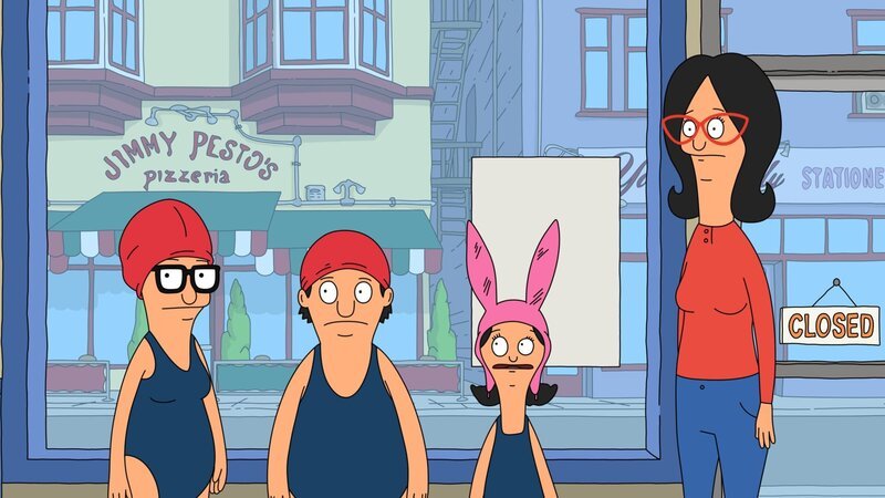Während Linda im Fernsehen einen vorgeburtlichen Yoga-Kurs vorführt, versuchen Louise, Gene und Tina in der Schule Synchronschwimmen statt Gymnastik machen zu dürfen. – Bild: Fox