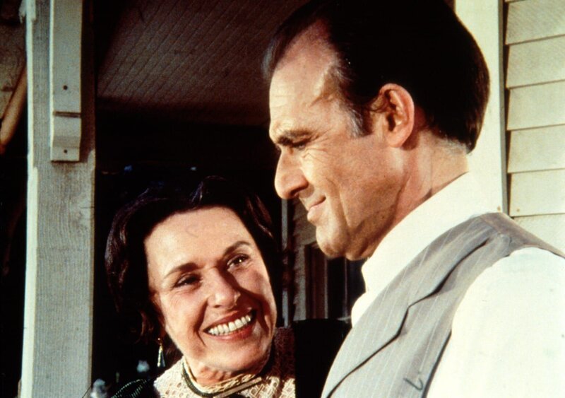 Freudig überbringt Harriet Oleson (Katherine MacGregor, l.) Nels (Richard Bull, r.) die freudige Nachricht, dass ein Zirkus in der Stadt gastiert … – Bild: Worldvision Lizenzbild frei