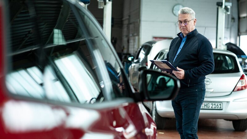 Claus Trilling, der Chef eines Autohauses, kämpft mit der mangelnden Nachfrage der Kunden. – Bild: ZDF und Susanne Dobler Claus Trilling, der Chef eines Autohauses, kämpft mit der mangelnden Nachfrage der Kunden. – Bild: ZDF und Susanne Dobler
