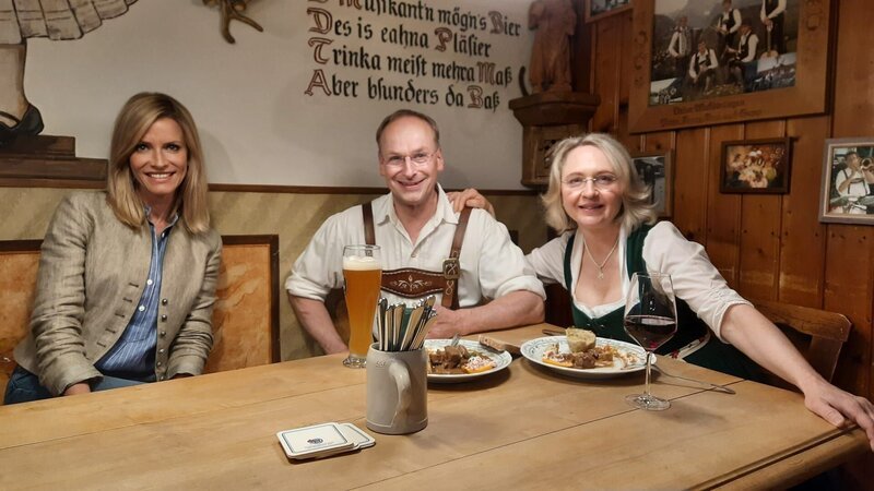 Sonja Weissensteiner (links) mit Toni und Christina Hillebrand. – Bild: Jennifer Bik /​ BR, Constantin Entertainment GmbH /​ BR/​Constantin Entertainment GmbH/​Jennifer Bik