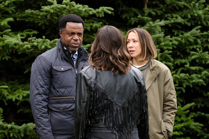 Joe Donovan (Kevin Hanchard, l.) und Sarah Truong (Mayko Nguyen, r.) – Bild: 2022/​2023 Shaftesbury Rex V Inc. /​ Derm Carberry