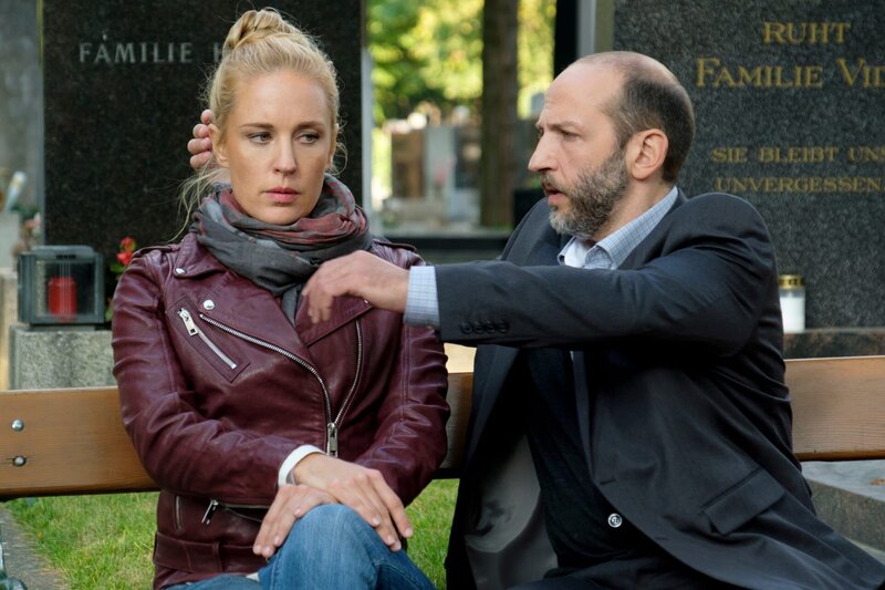 Kreuzer soll an Penny demonstrieren, wie er eines seiner Opfer erstickt hat. – Bild: Petro Domenigg/​FILMSTILLS.AT KG