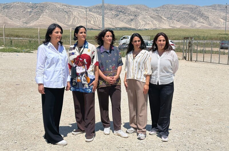 Die Tekkal-Schwestern mit Mitarbeiterinnen ihrer Organisation HÀWAR.help zu Besuch in einem Flüchtlingscamp im Nordirak, wo sie sich für Menschenrechte einsetzen – Bild: Graef Screen Productions Die Tekkal-Schwestern mit Mitarbeiterinnen ihrer Organisation HÀWAR.help zu Besuch in einem Flüchtlingscamp im Nordirak, wo sie sich für Menschenrechte einsetzen – Bild: Graef Screen Productions