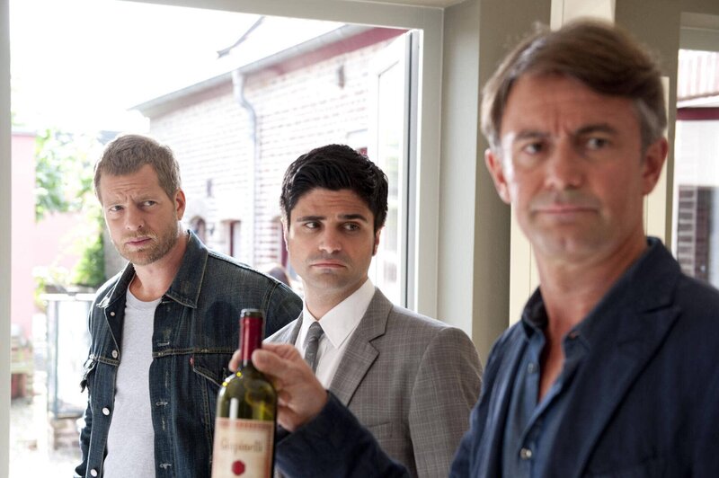 Haben die Mordwaffe schnell ausfindig gemacht: Mick (Henning Baum, l.), Andreas (Maximilian Grill, M.) und Meisner (Robert Lohr, r.) finden im Rotwein eine ordentliche Portion Digitalis vor. – Bild: SAT.1 /​ Martin Rottenkolber