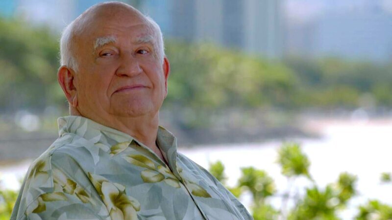 Nach einem Kunstraub, der tödlich endete, sucht das Five-O-Team die Unterstützung von August March (Edward Asner) … – Bild: CBS Broadcasting, Inc.