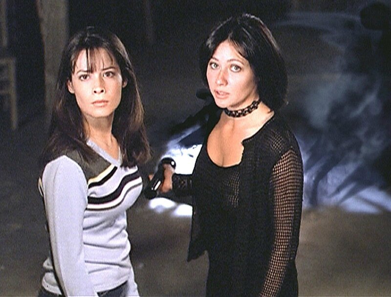 Piper und Prue können sich nicht erklären, was mit ihrer Schwester Phoebe los ist … – Bild: Paramount Pictures