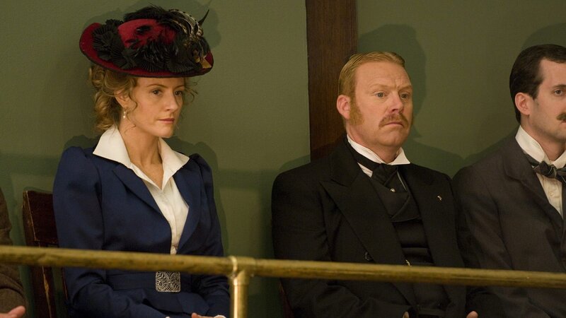 Dr. Julia Odgen (Hélène Joy) und Inspector Thomas Brackenreid (Thomas Craig) – Bild: AXN White