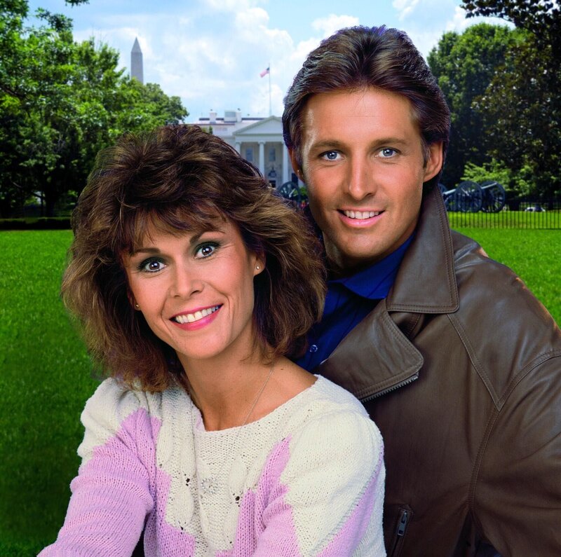 Ein unschlagbares Team: die Hausfrau Amanda King (Kate Jackson, l.) und der Geheimagent Lee Stetson (Bruce Boxleitner, r.) … – Bild: Warner Bros. Entertainment Inc.