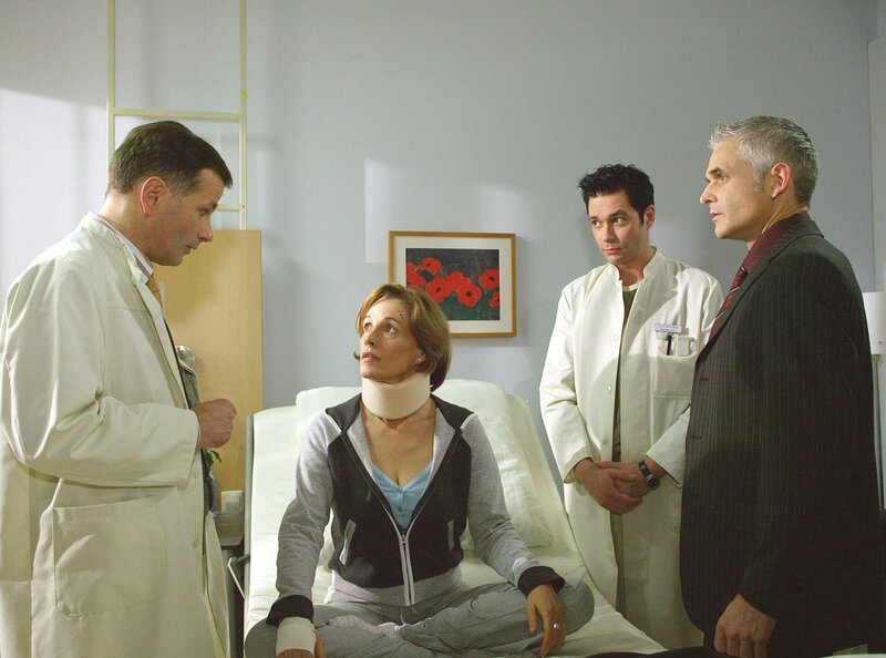 MDR Fernsehen IN ALLER FREUNDSCHAFT FOLGE 256, „Herbststurm“, am Mittwoch um 11:40 Uhr. In der Sachsenklinik stellt Roland (Thomas Rühmann) außer den Herzrhythmusstörungen, bedingt durch den Stromschlag, einen schweren Bandscheibenvorfall an der Halswirbelsäule fest. Doch der kann erst operiert werden, wenn sich Giselas Herz erholt hat, was zusätzlich unter der Affäre ihres Mannes Werner (Norbert Ghafouri) leidet. – Bild: MDR/​Krajewski