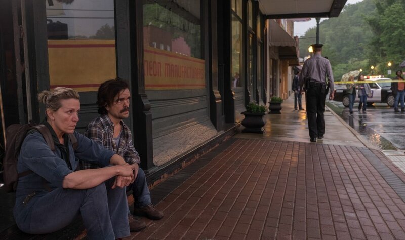 Frances McDormand (Mildred Hayes), Peter Dinklage (James). – Bild: port.hu Frances McDormand (Mildred Hayes), Peter Dinklage (James). – Bild: port.hu