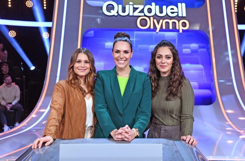 Moderatorin Esther Sedlaczek (M.) mit den Kandidatinnen des Teams „Film“: Cristina do Rego (l.) und Nilam Farooq (r.), beide Schauspielerinnen. – Bild: ARD/​Uwe Ernst