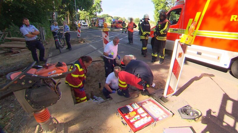 Feuerwehrleute an der Unfallstelle. – Bild: DMAX