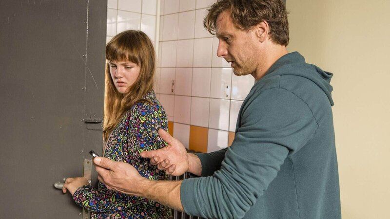Stefan Vollmer (Hendrik Duryn) sucht Lilli (Alina Stiegler) auf der Mädchentoilette und findet die Videokamera. – Bild: TVNOW /​ Frank Dicks