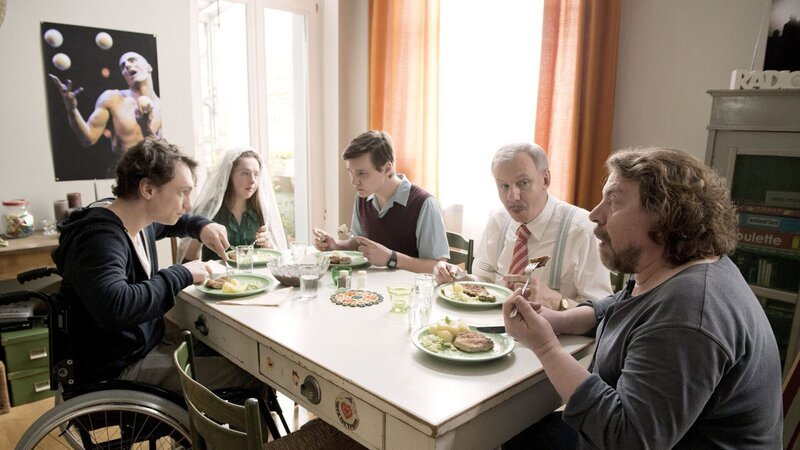 Nach der Krankmeldung ihrer Betreuerin steht Günther (Armin Rohde, r.) mit den jungen WG-Bewohnern alleine da: den im Rollstuhl sitzenden Robert (Daniel Michel, l.), Tina (Anna Lange), das Mädchen mit Down-Syndrom, und dem Autisten Hans (Rick Okon). Die Lage entspannt sich merklich, als Wolfgang (Ludger Pistor, 2.v.r.) mit anpackt. – Bild: 3sat