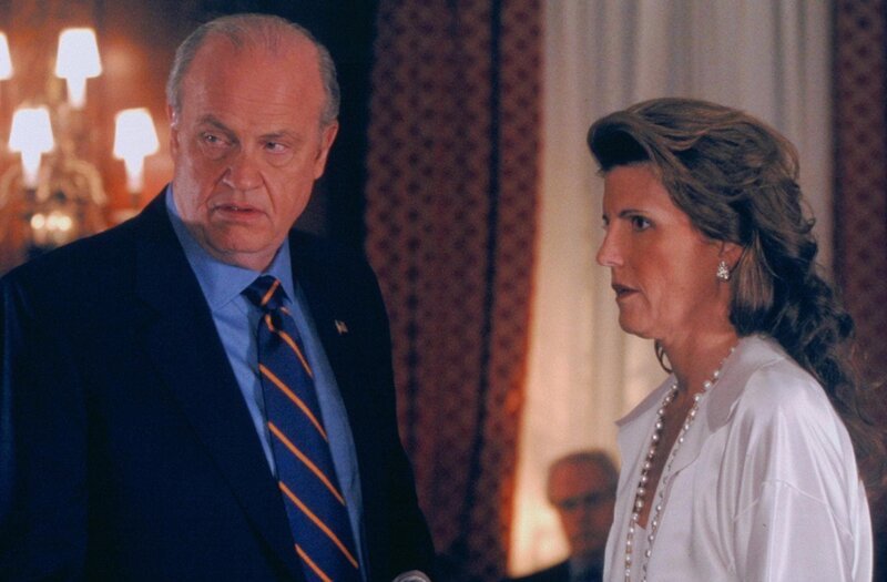 Bezirksstaatsanwalt Arthur Branch (Fred Dalton Thompson) hinterfragt bei der millionenschweren Kosmetik-Queen Jackie Scott (Lucie Arnaz) das Verhältnis zwischen ihr und dem ermordeten Börsenmakler Brad Osterhaus. – Bild: RTL