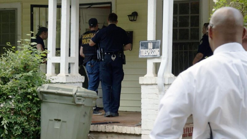 Die Polizeieinheit betritt das Haus – Bild: Crime + Investigation /​ A+E Networks