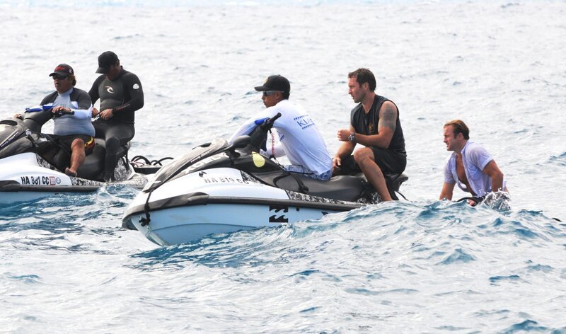 Gerade noch rechtzeitig konnten Steve (Alex O’Loughlin, 2.v.r.) und Danny (Scott Caan, r.) auf hoher See gerettet werden … – Bild: CBS Broadcasting, Inc.