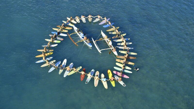 Nach dem schockierenden Tod von Chins’ Frau nimmt das Team auf eine traditionelle hawaiianische Weise Abschied von ihr … – Bild: CBS Broadcasting, Inc.