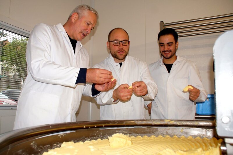 Alexander Herrmann (links) bei der Butter-Herstellung mit den ButterBoyz. – Bild: Frank Johne /​ BR