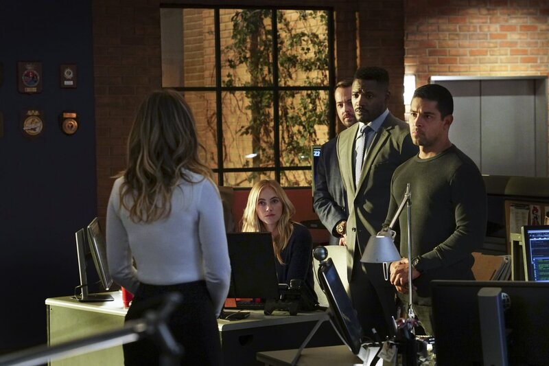 Konnten die vertraulichen und hochsensiblen Militär-Informationen vom Laptop des Hauptverdächtigen einer Entführung in falsche Hände geraten? Das NCIS-Team (v.l.n.r.: Emily Wickersham, Sean Murray, Duane Henry, Wilmer Valderrama) möchte dies herausfinden … – Bild: MMXVI by CBS Studios Inc.All rights reserved