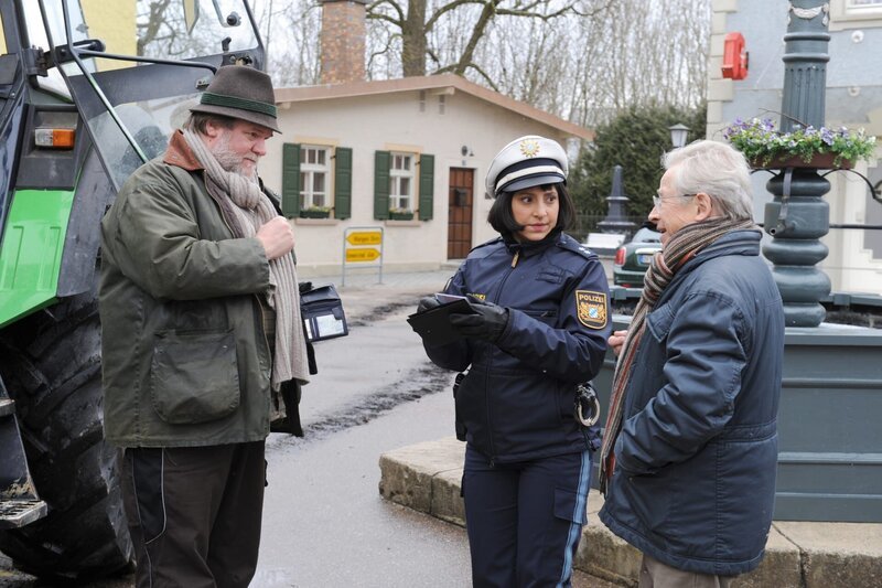Josephine verärgert mit ihrer Kleinkariertheit Stadlbauer. Von links: Benedikt Stadlbauer (Andreas Geiss), Josephine Drechsler (Mira Mazumdar) und Michael Gerstl (Gerd Lohmeyer). – Bild: BR/​Marco Orlando Pichler