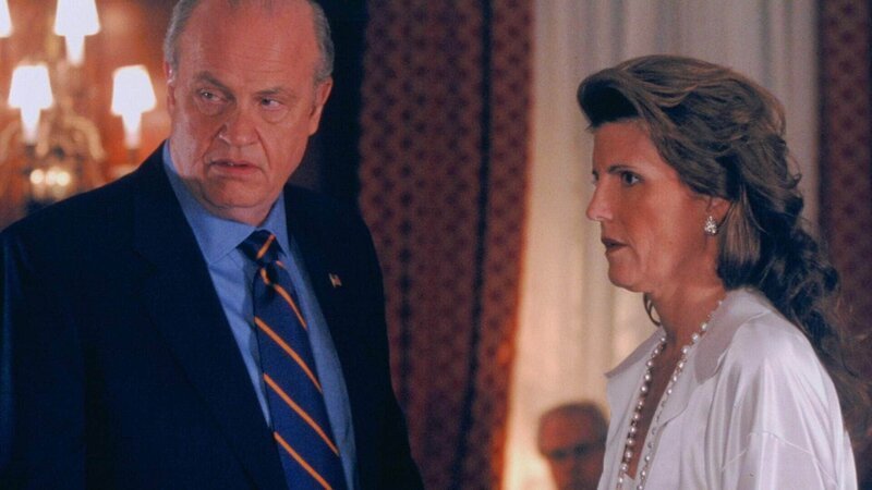 Bezirksstaatsanwlat Arthur Branch (Fred Dalton Thompson) hinterfragt bei der millionenschweren Kosmetik-Queen Jackie Scott (Lucie Arnaz) das Verhältnis zwischen ihr und dem ermordeten Börsenmakler Brad Osterhaus. – Bild: RTL