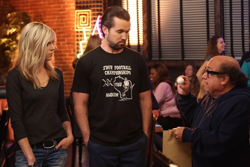 v.li.: Dee Reynolds (Kaitlin Olson), Mac (Rob McElhenney), Frank Reynolds (Danny DeVito) – Bild: Bluebush Productions, LLC.