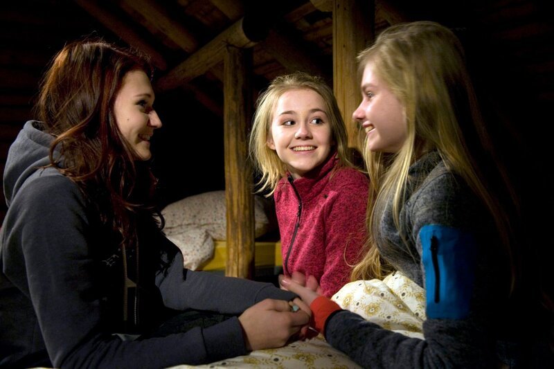 Jessie (Clara Halouska), Nelly Spieker (Jule-Marleen Schuck) und Lilie Hansen (Lotte HannĂ – Bild: SWR/​Maria Wiesler