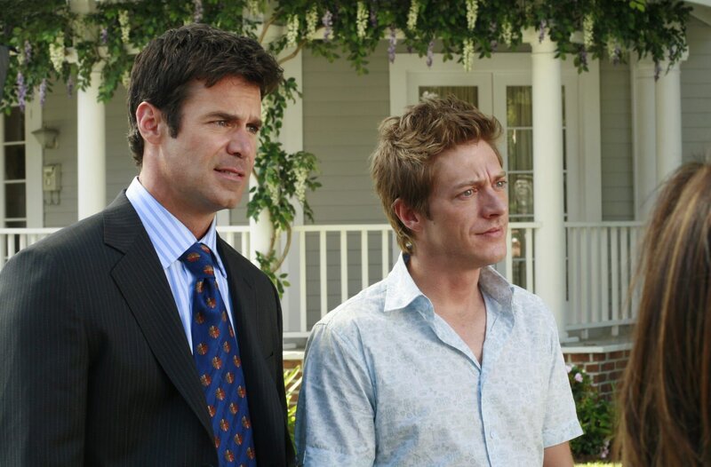 Katherine ahnt nicht, dass Bob (Tuc Watkins, l.) und Lee (Kevin Rahm, r.) einen Trumpf im Ärmel haben … – Bild: American Broadcasting Companies, Inc.