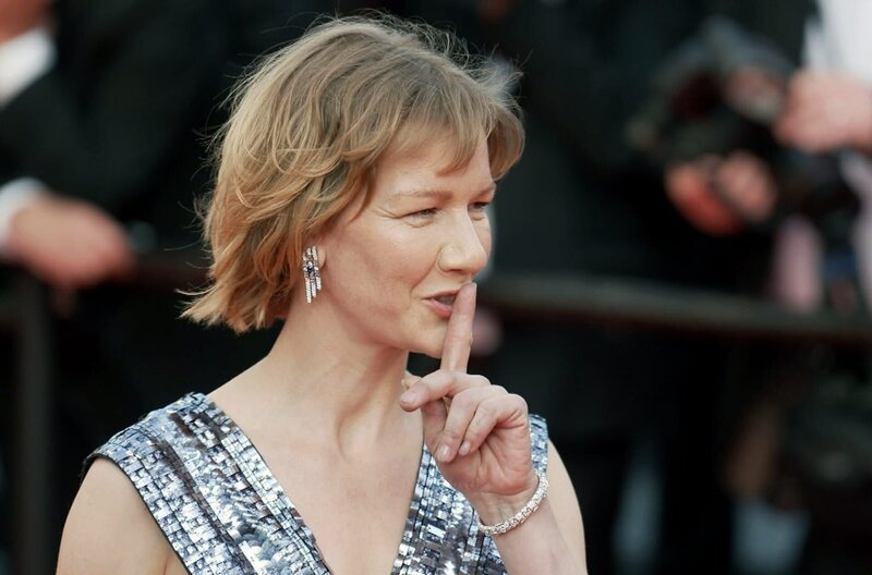Sandra Hüller auf dem roten Teppich bei den Internationalen Filmfestspielen 2023 in Cannes – Bild: Bayerischer Rundfunk