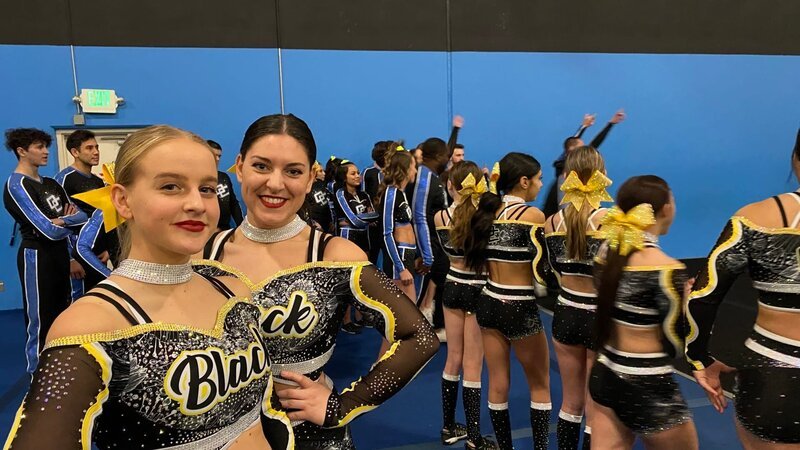 Die Tanzmariechen Liana (links) und Carina stehen kurz vor ihrem großen Auftritt als Cheerleader. – Bild: BR/​Constantin Entertainment GmbH/​Liana Wolf