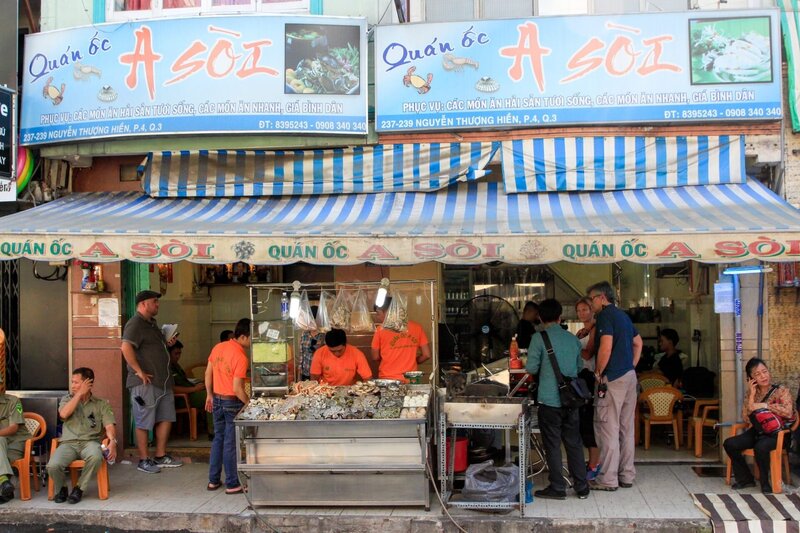 „Quan Oc A Soi“, neben anderen Schneckenrestaurants in der Nguyen Thuong Hien Straße im 4. Bezirk von Ho-Chi-Minh-Stadt gelegen, ist ein beliebter Ort, um Schnecken und Schalentiere zu genießen. – Bild: ORF/​Warner/​The Travel Channel